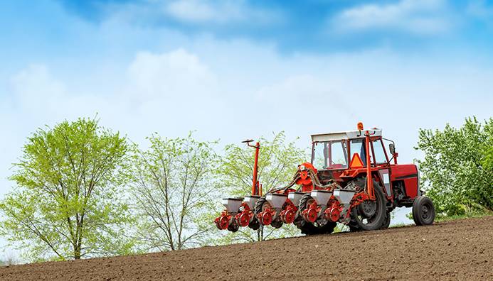 como arar la tierra con un tractor para sembrar cebada