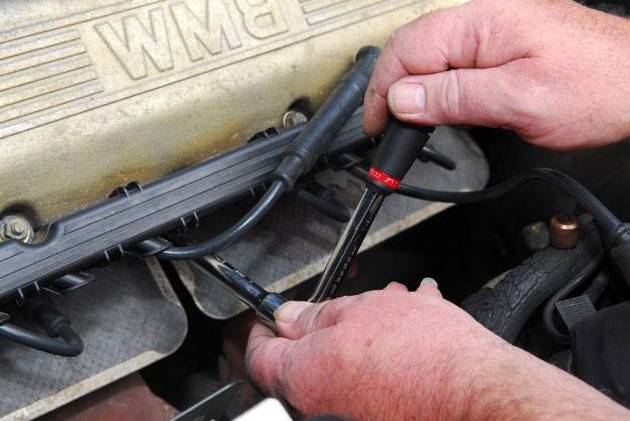 como reparar la pipa que no ajusta en la bujia de la motoazada