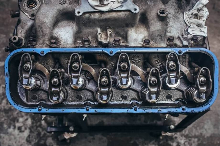 cual es la diferencia de un motor de 2 y 4 tiempos