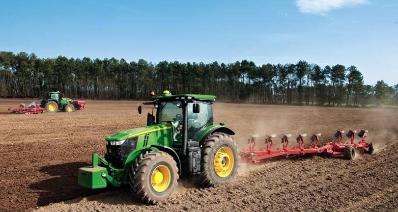 ¿Cuántos litros de diésel por hora consume un tractor agrícola?